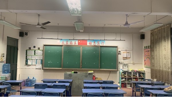 教室照明<i style='color:red'>改造后</i>，燈光明亮了，但是燈光很柔合，不刺眼