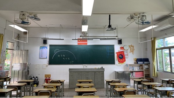 教室照明<i style='color:red'>改造后</i>，燈光變?nèi)岷土?，對孩子們預(yù)防近視更有效了