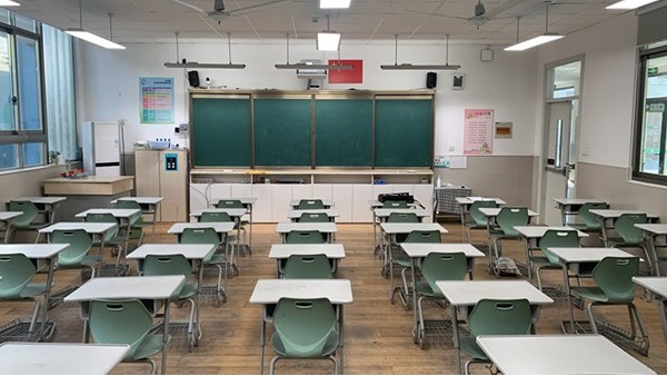 對教室照明進行<i style='color:red'>改造后</i>，華輝教育照明打造了怎樣的照明環(huán)境？