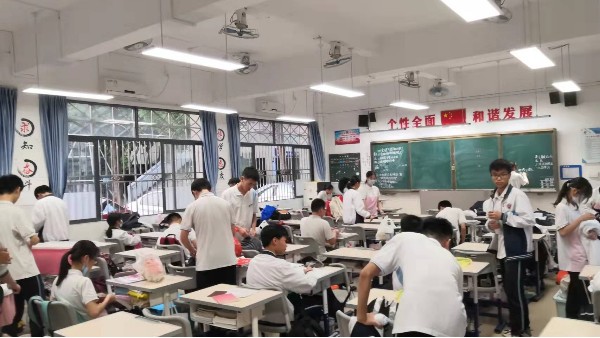維格教育照明：點亮知識的曙光，黑板燈的專業(yè)選擇