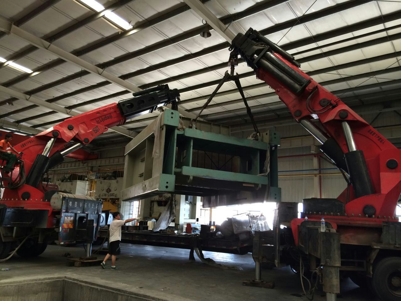 2臺隨車吊同時吊...